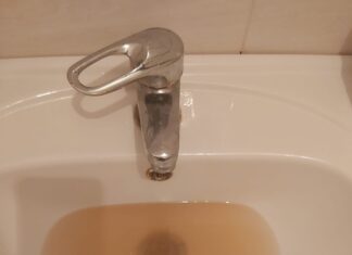 В Советском районе Ростова 3 дня из кранов течет ржавая вода В Советском районе из кранов идет ржавая горячая вода // фото: "Городской репортер"