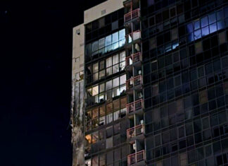 Жилой дом в Батайске поврежден во время массированной атаки дронов, в Ростове есть пострадавшие Поврежденная многоэтажка в Батайске //Фото очевидца