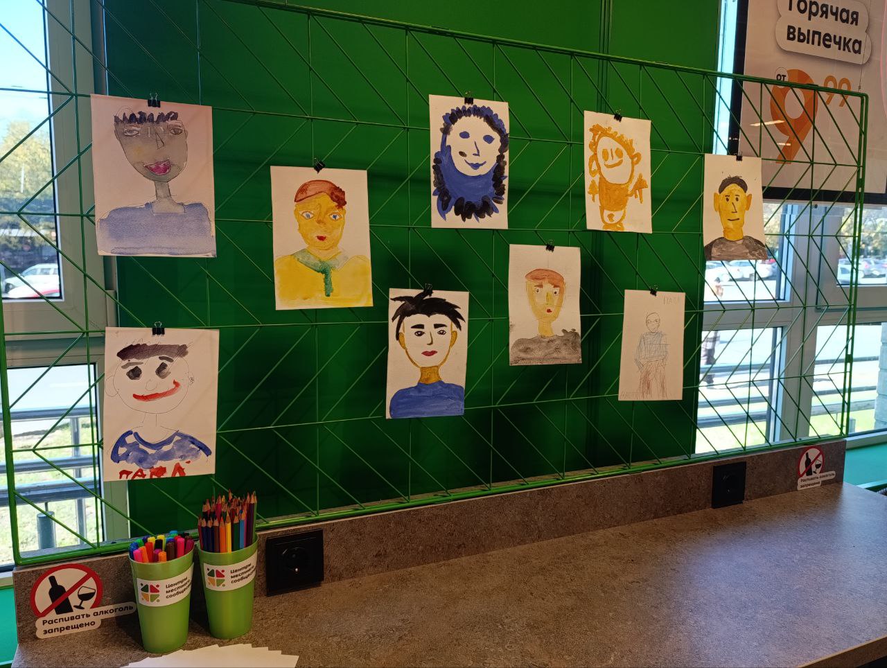 выставка детских рисунков в магазине // фото: Городской репортер