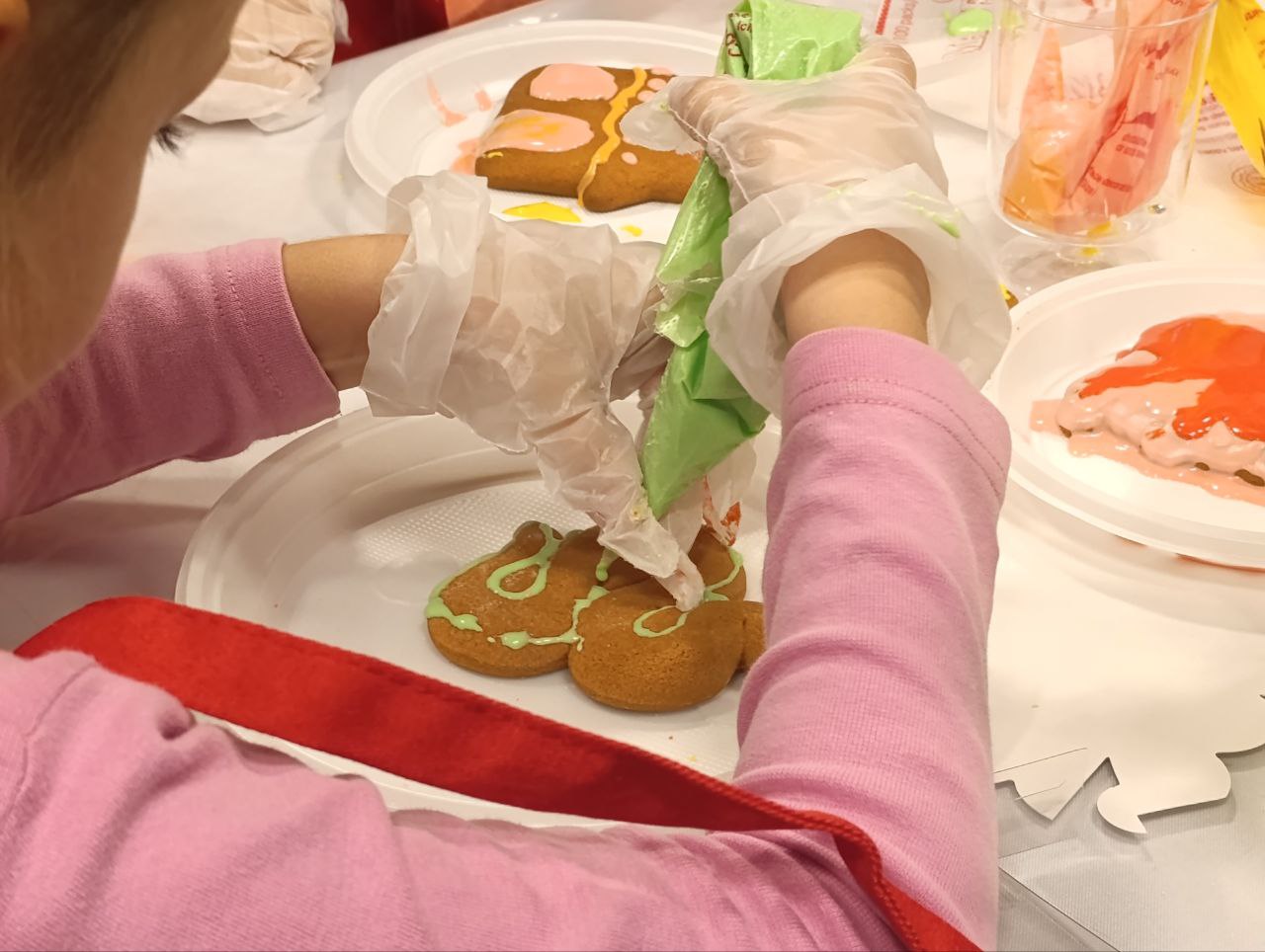 дети украшают имбирные пряники // фото: Городской репортер