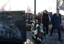 Губернатор Слюсарь проконтролировал ход работ по очистке Аллеи Героев в Азове Юрий Слюсарь на Аллее Героев в Азове // фото: Telegram-канал Юрия Слюсаря