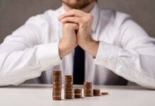 Власти не нашли 23 млрд рублей на новый корпус ростовской ЦГБ Монеты в виде графика перед бизнесменом //Фото Freepick