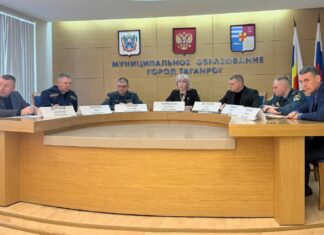 В Таганроге приступили к ликвидации последствий ночной атаки Комиссия по предупреждению и ликвидации ЧС в Таганроге // Фото Телеграм-канал главы Администрации Таганрога