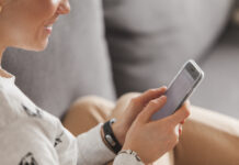 В Ростовской области запустили медицинский чат-бот Женщина смотрит на смартфон //Фото Freepik