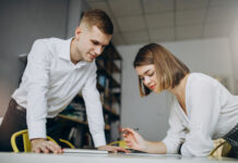 Менее половины ростовчан работают по специальности Сотрудники обсуждают рабочие планы //Фото Freepik, senivpetro