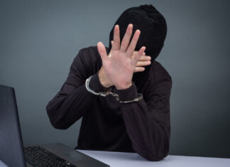 В Ростовской области ФСБ пресекла схему незаконных операций на 516 млн рублей Преступник в наручниках //Фото Freepik, jcomp