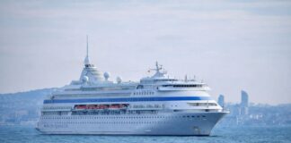 Спрос на круизы из Сочи на лайнере Astoria Grande вырос на 50% Лайнер Astoria Grande на фоне города //Иллюстрация ChatGPT