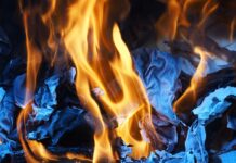 После атаки БПЛА в Миллеровском районе загорелась хозпостройка в частном доме Огонь // Фото с сайта https://pxhere.com/