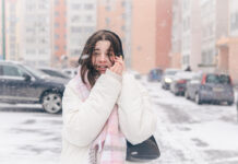 Метель, морозы до -26 градусов и сильный ветер: Какой будет погода в Ростовской области на выходных 17-18 января Девушка идет по улице в метель //Фото pvproductions, freepik.com