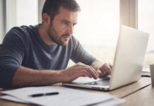 В Ростовской области увеличили лимит работы сверхурочно Работа за компьютером //Иллюстрация GigaChat
