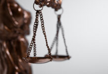 В Ростовской области полиция задержала главу и сотрудников кредитно-потребительского кооператива, которых подозревают в похищении денег вкладчиков Суд // Фото сгенерировано с помощью «freepik»