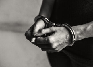 Бывшему начальнику МВД Ростова продлили арест ещё на полгода Наручники // Фото с сайта https://www.freepik.com/