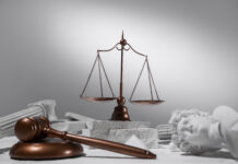 Суд рассмотрит иск об изъятии имущества у бывшего губернатора Ростовской области Владимира Чуба Суд // Фото с сайта https://www.freepik.com/