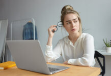 Ростовская область стала лидером среди регионов ЮФО по перспективности трудоустройства Молодая женщина за ноутбуком // Фото Freepik.com, karlyukav