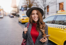 В Ростовской области в марте заработает новый сервис такси Fasten от Яндекса Девушка вызвала такси через приложение //Фото lookstudio, freepik.com