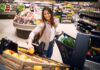 Женщина выбирает продукты в супермаркете //Фото aleksandarlittlewolf, Freepik.com
