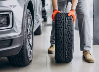 Эксперт объяснил, когда ростовским водителям пора менять зимнюю резину на летнюю Замена шин на автомобиле //Фото senivpetro, Freepik