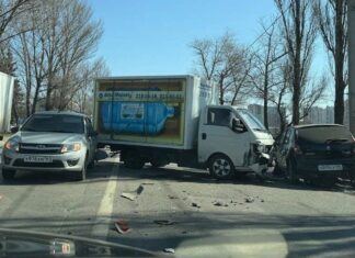 Массовое ДТП в Ростове на Доватора парализовало движение в сторону Малиновского Массовое ДТП на Доватора в Ростове //Фото: телеграм-канал Don Mash
