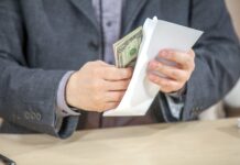 В Ростовской области средняя сумма взятки составила полмиллиона рублей Взятка // Фото с сайта https://ru.freepik.com