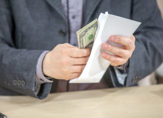 За взятку от свидетеля экс-полицейскую из Ростова привлекут к уголовной ответственности Взятка // Фото с сайта https://ru.freepik.com