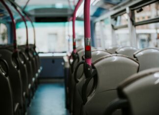 Работу общественного транспорта продлят до 4 утра в Пасхальную ночь Автобусный салон//Фото: freepik.com