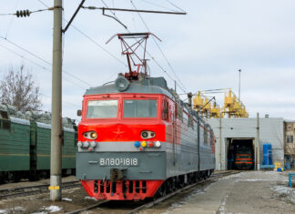 Машинисты депо Батайск жалуются в прокуратуру на опасные поезда и давление на профсоюз Электровоз ВЛ80 в локомотивном депо Батайск //Фото Лагутин И.Б., Wikimedia.com