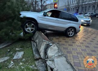 Нетрезвый водитель автомобиля BMW едва не врезался в здание правительства Ростовской области