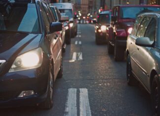 На Вавилова и Волоколамской объединят полосы и повысят скорость на 10% Пробка//Фото:pxhere.com