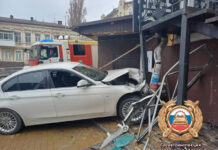 В Ростове автомобиль въехал в здание возле Ворошиловского моста