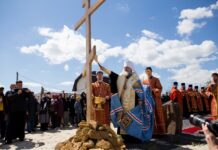 В Суворовском районе построят каменный храм и духовно-просветительский центр Чин освящения закладного камня нового храма в Суворовском совершил митрополит Ростовский и Новочеркасский Меркурий //Фото ВКБ-Новостройки