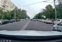 На Добровольского таксист бросил банку в автомобилиста //Скриншот видео Это Ростов