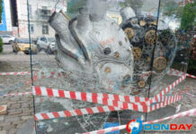 Разбитое стекло арт-объекта на набережной заменят к концу июня //Фото: DonDay