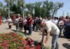 Ростовчане несут цветы к мемориалу "Мать и Дитя" после удара ВСУ по колледжу в Старобельске //Фото пресс-служба правительства Ростовской области