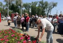 Ростовчане несут цветы к мемориалу "Мать и Дитя" после удара ВСУ по колледжу в Старобельске //Фото пресс-служба правительства Ростовской области